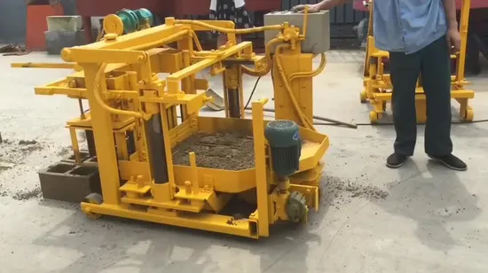 Stampo in calcestruzzo per realizzare blocchi cavi, mattoni pieni, paracarri in pietra per pavimentazione